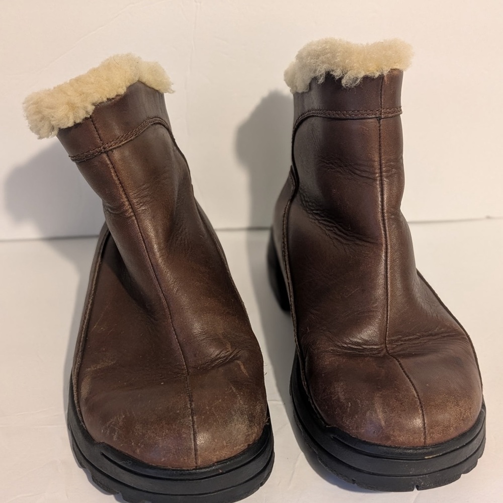 UGG AUSTRALIA # 5385 WOMEN’S BLACK LEATHER SHEEPSKIN LINED ANKLE BOOTS (ZIP LUG)